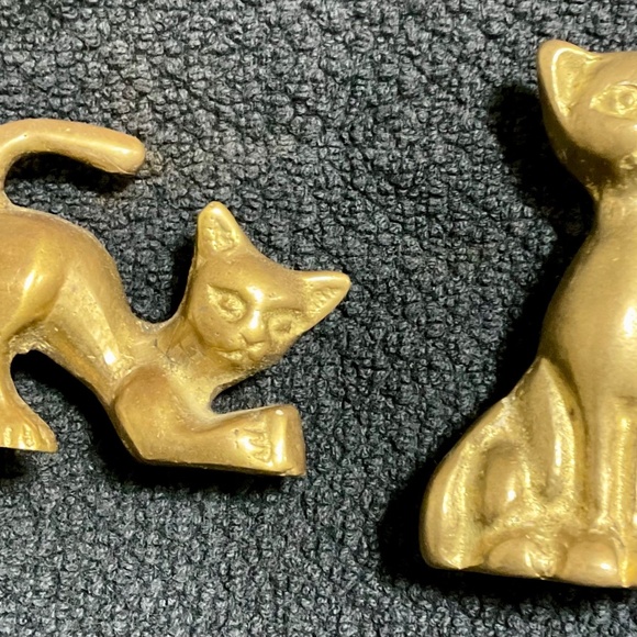 Vintage Brass Cat Figurines (Set of 2) – Sweet Mini Companions - Picture 4 of 8
